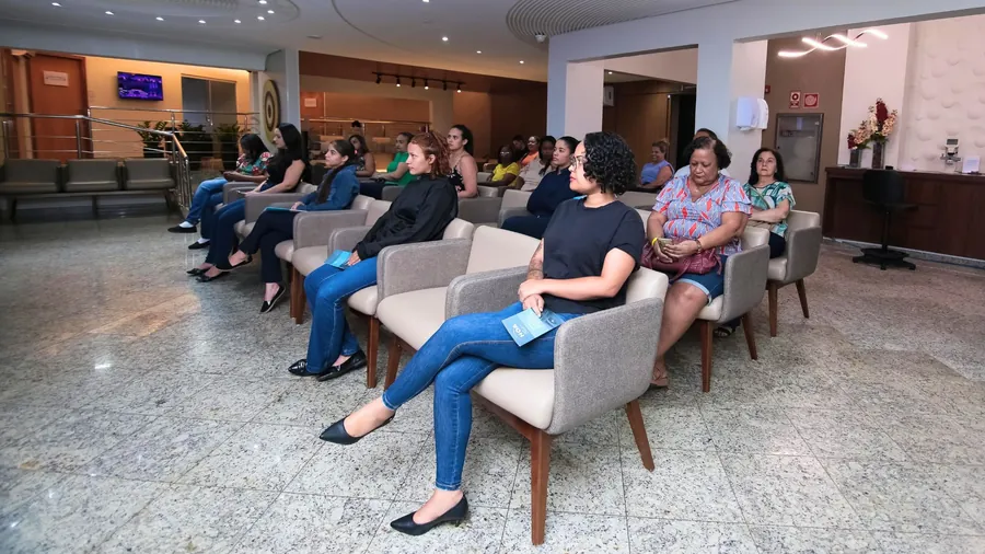 Sala de espera do HOA, com poltronas e ambiente climatizado